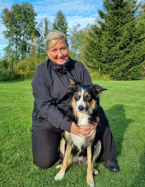 Carina Andersson och henens hund Chipp.