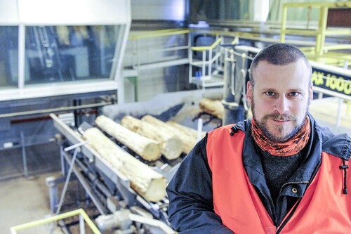 John Ahlgren, inköpsansvarig på Kährs i Nybro. Från ekstock till färdigt golv är det många steg. Till exempel kontrolleras virkets kvalitet över 50 gånger genom processen. Såväl av kontrollpunkter i maskiner som av mänskliga ögon.