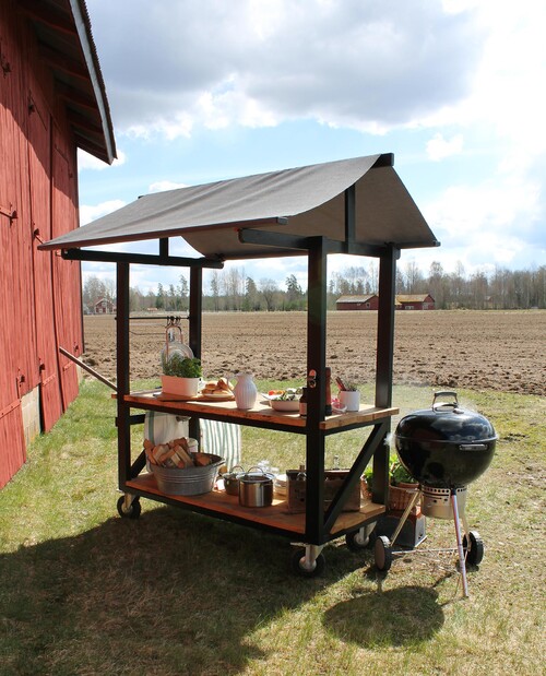 Du kan använda några ekplankor som bänkskivor. En enkel lösning för vatten är att göra en anslutning för vatten med en vanlig trädgårdsslang.