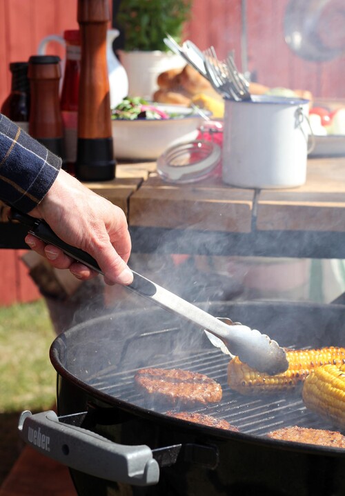 Låt takduken vara lös, så att den kan hänga ner och skydda mot regn och vind bakifrån.