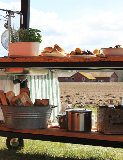 Avlopp från diskhon löser du enkelt med en hink på en hylla under. Fundera på hjulen; med hjul i ena kortsidan, eller hjul i alla hörnen.