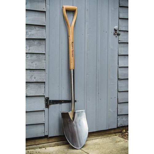 Handgjord spade från Kent & Stowe med blad som gör det enkelt att gräva i jord och mark. Vackert handtag i ask. 549 kr, wexthuset.com
