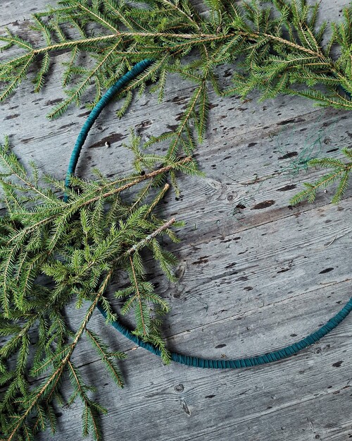 Hittar du en rockring på tippen så passar den perfekt som stomme till kransen.