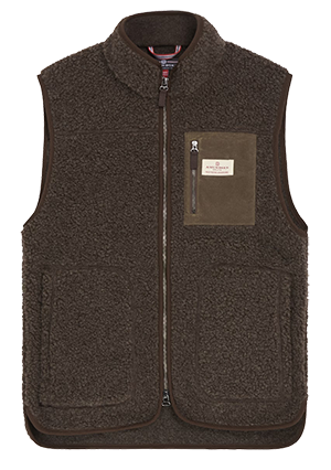Slitstark väst i klassisk design i mjuk sherpaullblandning. Amundsen Heroes Wool, 2 499 kr på naturkompaniet.se