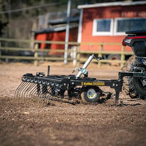 Gårdsharv som rensar bort ogräs och efterharvar i samma moment, så att du får snygga grusgångar. Koppla den i ATV, fyrhjulingen eller gårdstraktorn. Kellfri gårdsharv ATV, 7 488 kr på kellfri.se