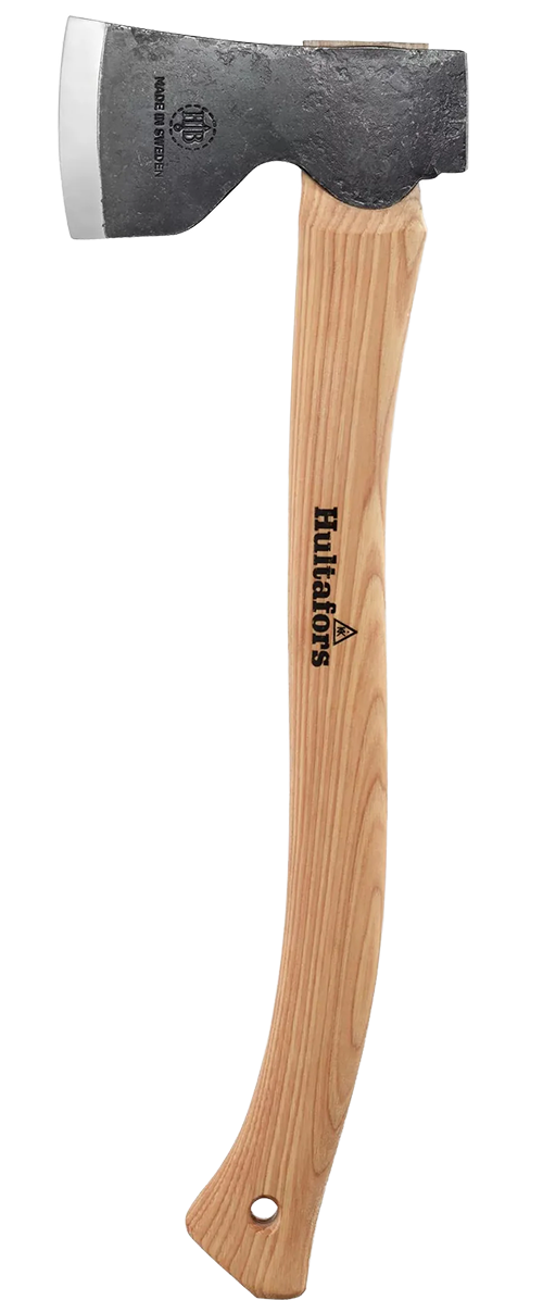 Mångsidig handsmidd yxa som klarar det mesta under en dag i skogen. Dvardala jakt- och skogsyxa från Hultafors med skaft på 44 cm. 1 699 kr på hultafors.com