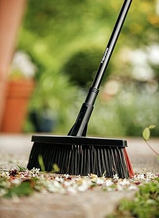 Gårdskvast som kombinerar mjuka och hårda borst för effektiv sopning. Svängt borsthuvud gör det enkelt komma åt i hörnen.
Fiskars, 299 kr på granngarden.se