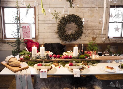 Ställ brädan du valt på några mindre träklossar så att du får lite höjd. Fyll sedan ut utrymmet mellan brädan och bordet med granris.