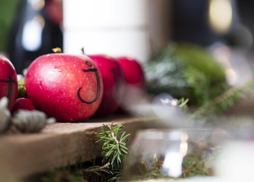 Skriv på äpplena med vanlig tuschpenna. 