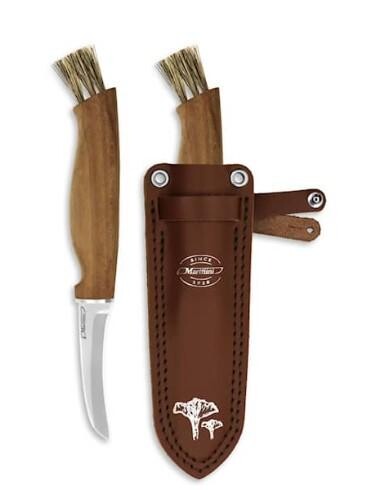 Elegant svampkniv. Praktisk svampkniv med läderslida. Rostfritt lätt böjt blad och borste för att ta bort smuts och skräp på plats i skogen. Marttiini Kerääjä svampkniv, 449 kr på hylte-lantman.com