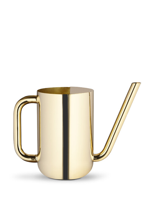 Skultuna vattenkanna i mässing, som reflekterar ljuset och omgivningarna. Från Nurture Collection av Ilse Crawford. Rymmer 1,5 liter. 1498 kr på skultuna.com