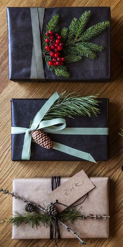 De vackraste julklapparna och gåbortpresenterna skapar du med material från din egen skog. Dekorera med kvistar av tall, gran och en, rönnbär och kottar.