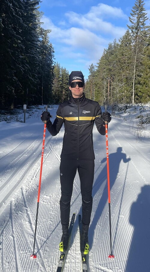 Rätt längd på stavarna är viktigt, tycker elitskidåkaren Simon Andersson.