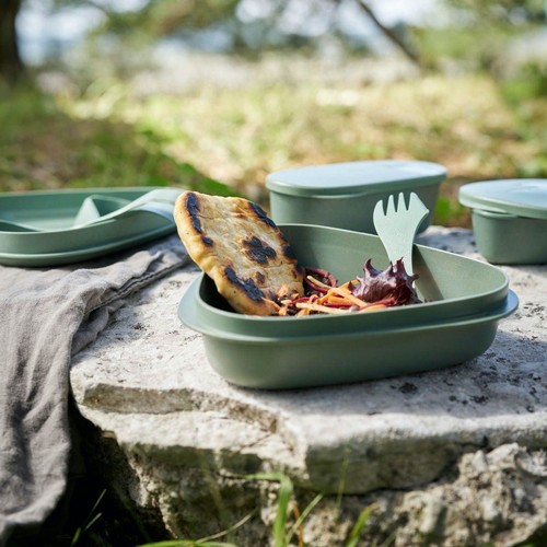 Om du vill äta med stil i skogen kanske detta praktiska måltidskit i 6 delar kan vara något för dig. Locket blir tallrik, botten blir djup tallrik, matbehållare, oval behållare, en
spork samt en packpåse. Locken sitter tight för att minimera risken att spilla ut innehållet. Tillverkad i biobaserad plast. Light My Fire, 275 kr, lightmyfire.com