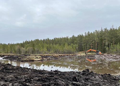 Grävmaskinen används för att gräva ur våtmarken, bygga vallar och lägga rör.