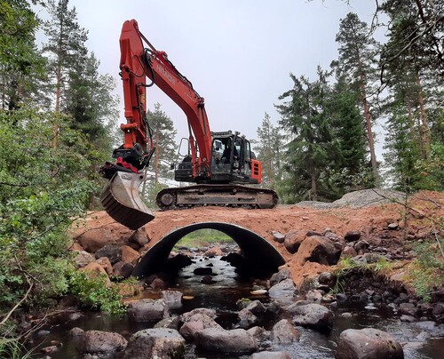 En valvbåge är ett broliknande alternativ till vägtrumma. Den har formen av en båge och placeras över vattendraget istället för att leda vattnet genom ett rör. Foto: Evelina Hultgren