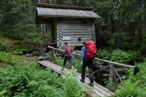 Två personer går Vasaloppsleden