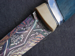 Den här bjässen med specialsmitt stål och skaft av mammutben, giraffben, aluminium och grönbetsad björk tillhör knivmakare Staffan Pantzars mest exklusiva skapelser.