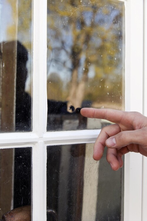 Om du har turen att ha handblåst glas av den här typen på din fastighet så ska du vara rädd om det