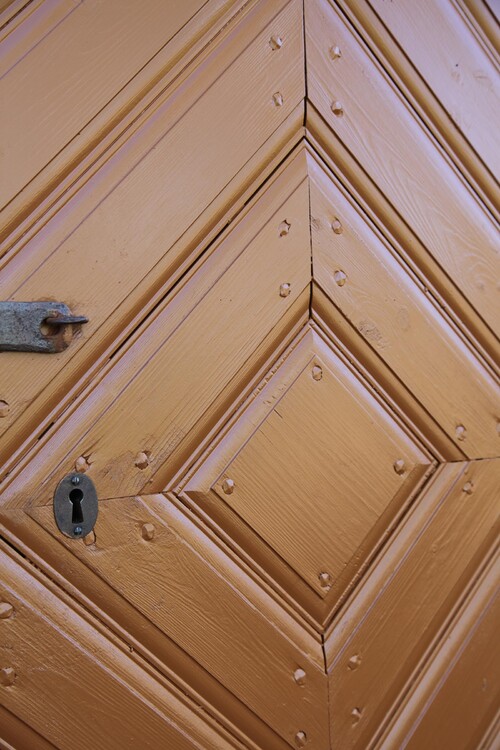 Linoljefärg, som på dörren, skyddar också träet. Dessutom är färgen väldigt vacker!