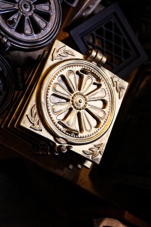 På Qvarnarps Byggnadsvårdsbutik finns reservdelar till gamla hus, både äldre och nytillverkade.