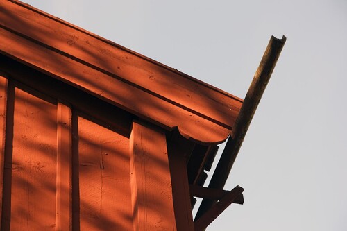 Rensa hängrännor och stuprör regelbundet för att undvika fuktskador på panel och konstruktion. Rödfärgen, traditionell falu ljus, klarar av att både binda och släppa ifrån sig vatten, vilket bidrar till att skydda panelen.