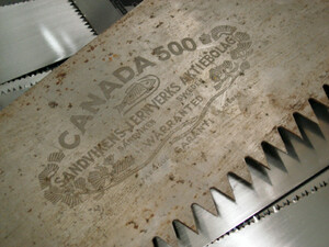 Den som ville ha en riktigt högkvalitativ timmersvans under 1800-talet fick köpa sågen från Kanada och USA. Traditionen levde kvar i marknadsföringen även när svenska sågar blivit minst lika bra. Som på den här Sandvikssågen från 50-talet döpt till Canada 500.