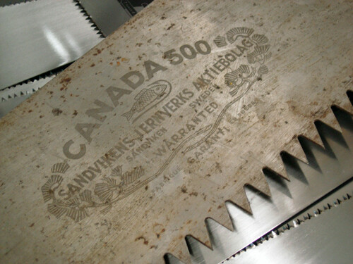 Den som ville ha en riktigt högkvalitativ timmersvans under 1800-talet fick köpa sågen från Kanada och USA. Traditionen levde kvar i marknadsföringen även när svenska sågar blivit minst lika bra. Som på den här Sandvikssågen från 50-talet döpt till Canada 500.