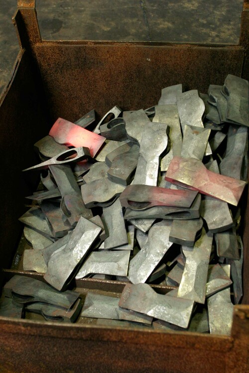 När yxhuvudena svalnat är det dags för slipning och skaftning.