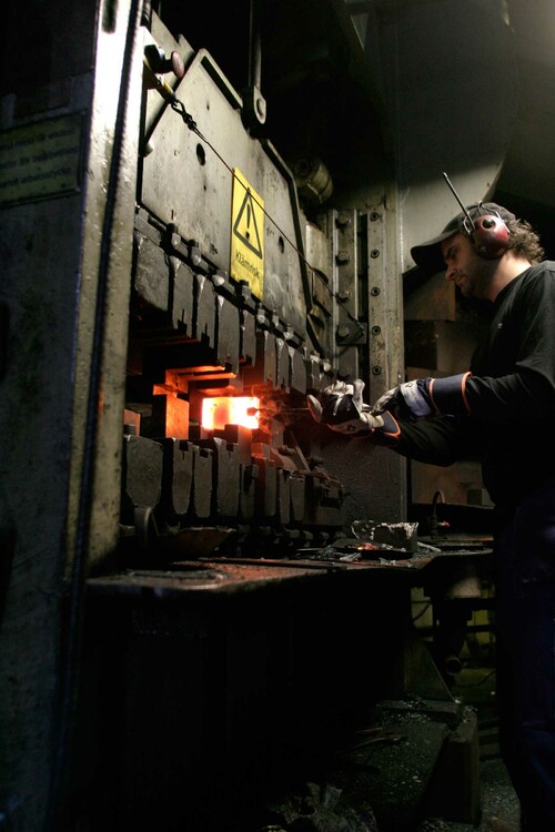 Smeden Michael Crgonja lyfter de glödgande stålämnena från ugnen och hamrar fram dem till önskat resultat.
