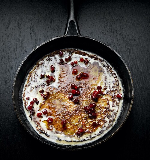 Raggmunk med rårörda lingon