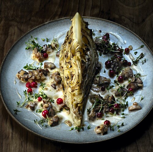 Bakad spetskål med picklad höstsvamp och vinbär.