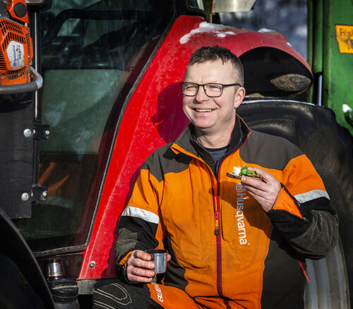 För Henrik Gustafsson Bragde är röjning ren rekreation. Här kaffepaus med mättande röjarmackan.