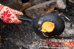 Krabbelurer i panna över öppen eld