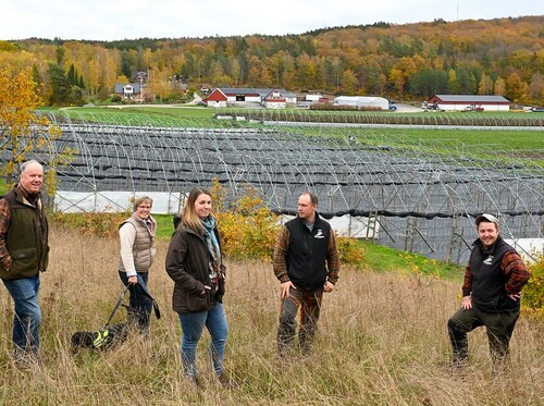 Bengt, hunden Doly, Marlene, Emma, Erik och Håkan tar plats på kullen med utsikt över bärodlingarna, gården och familjens skogar på Ryssberget.