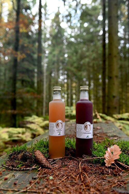 Alla produkter tillverkas av familjen själva, som glögg på rabarber och hallon från sommarens odlingar.