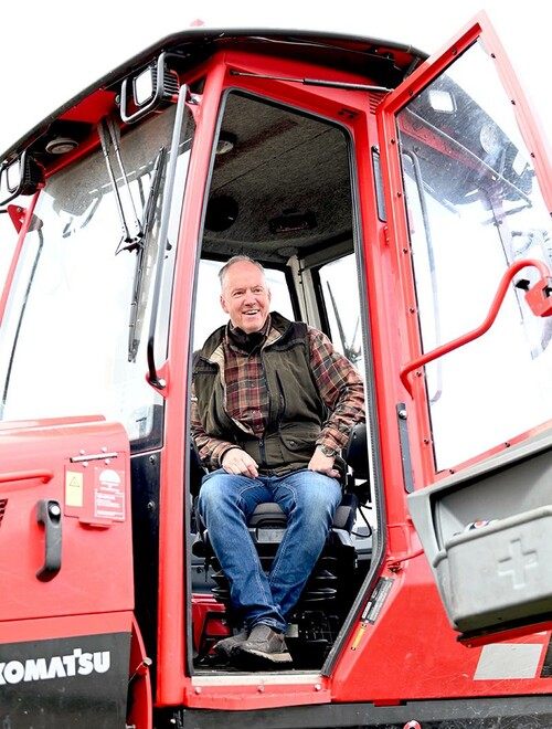 Efter älgjakten är det tillbaka till skogen. Bengt trivs när han får kliva in i skotarhytten igen.