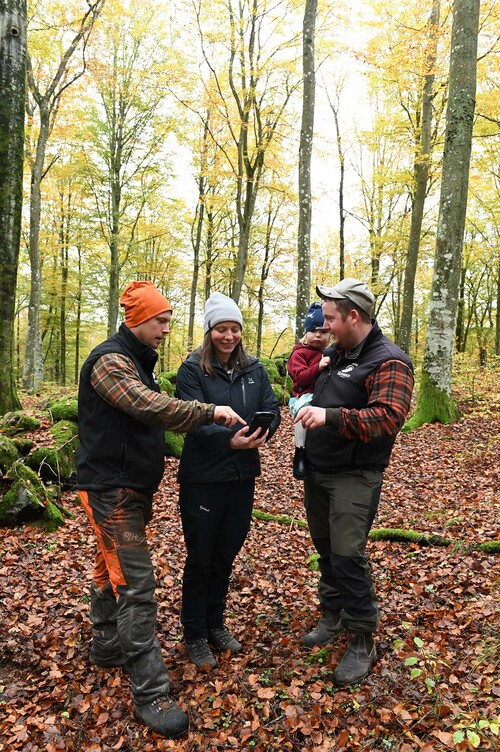 Erik och Håkan med dottern Ellen går igenom vinterns aktiviteter i bokbeståndet tillsammans med Sydveds Helena Ericson.