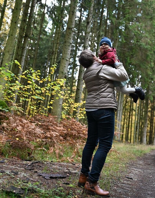 Generationsskogsbruket är tydligt. Marlene och barnbarnet Ellen i en varm omfamning innan de tar plats vid elden.