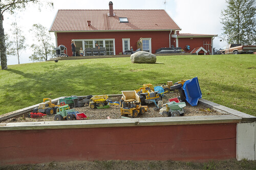 När det var dags att flytta hem till Norregård valde familjen Svensson att själva rita och uppföra ett lösvirkeshus längst upp mot kullen.