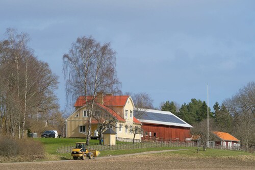 Erik och Helena är doers båda två och har renoverat både hus och närliggande lador. En av ladorna har dessutom fått solceller på taket.
