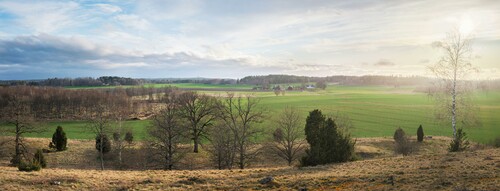 På Selaön bor runt 3 000 personer och antalet invånare växer. Helena och Erik är positiva till inflyttningen, det skapar en levande landsbygd.