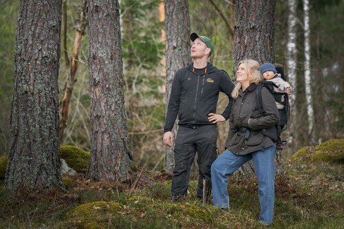 Helena och Erik skulle gärna vilja testa nya trädslag på marken som idag mestadels består av tall. Att plantera kungsgran för att sälja som julgranar är en idé eller satsa på en ljus bokskog i delar av beståndet
