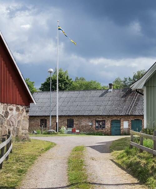 Familjen trivs här på Björstorp, en gammal gård som under åren har byggts om och renoverats.