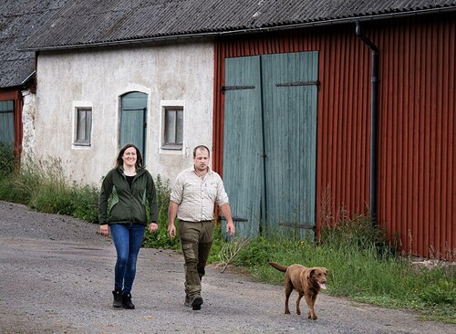 Malin och Gustav träffades för drygt tolv år sedan och lever idag ett aktivt liv på gården. Barnen, ett stort hus och alla andra projekt som de gärna engagerar sig i gör att det alltid finns något att hugga tag i.
