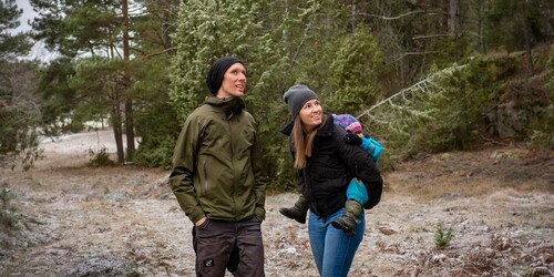 Att vara ute i skog och mark är något som Elias, Emelina och Ester trivs med. Då kan det handla om mountainbike, bärplockning eller lek över stock och sten med Ester.