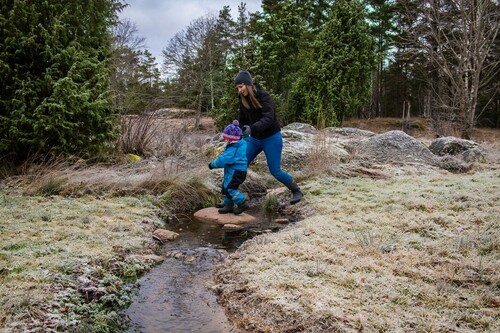 På gården finns många roliga platser att leka på, tycker lilla Ester.