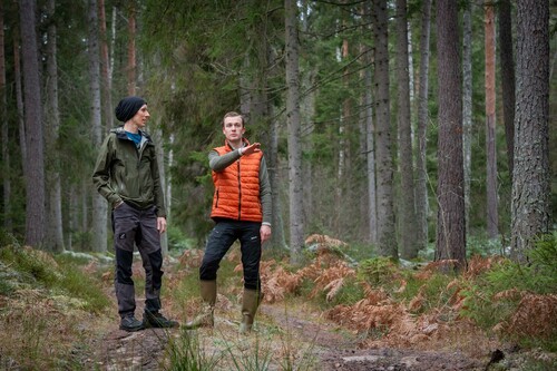 Elias och Sydvedaren Hampus Tedefalk Nygren diskuterar möjliga framtida åtgärder i skogen.