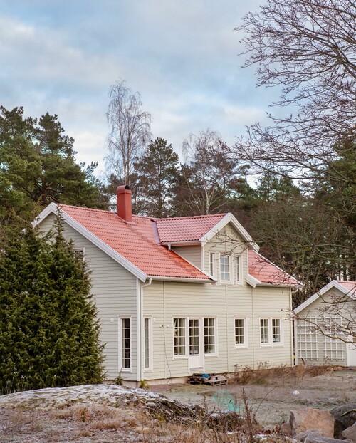 För drygt två år sedan byggde Elias och Emelina det här huset som ligger på Elias föräldrars gård.