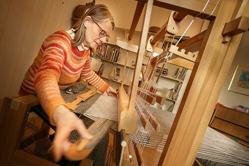 Kari väver mattor av fårens ull.